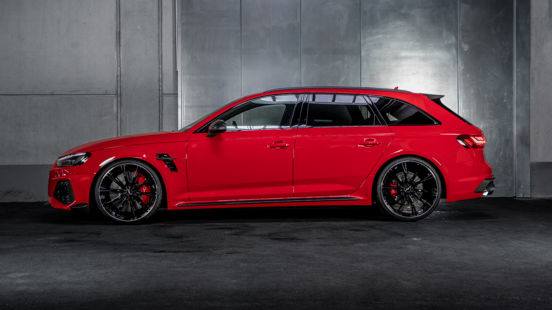 red RS4-S from the side view in the hall 